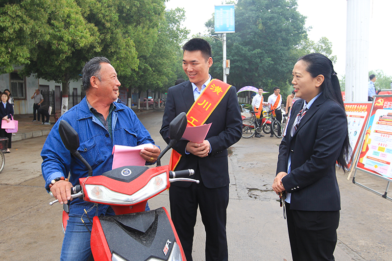 潢川县举办防范和打击非法集资暨金融领域扫黑除恶广场活动