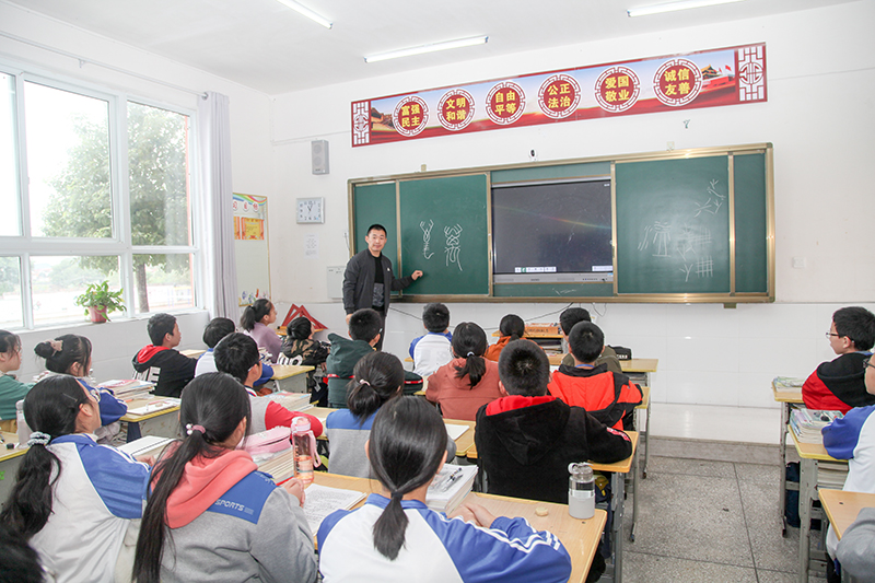 扶贫扶志扶智——信阳师院书法家走进潢川农村农户 扶贫扶志扶智——信阳师院书法家走进潢川农村农户