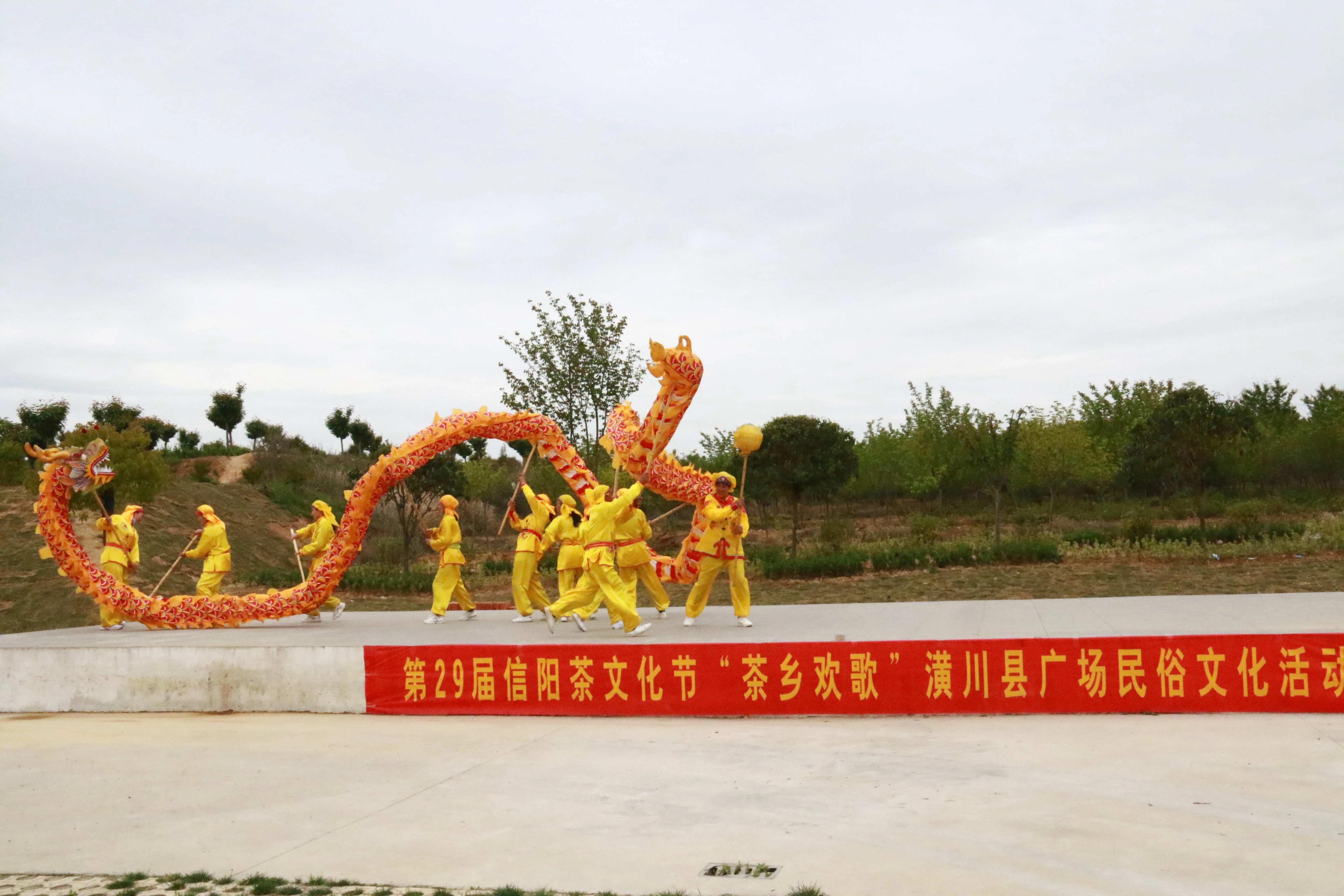 潢川县形式多样的群众文艺踩街活动助力茶节唱响城乡