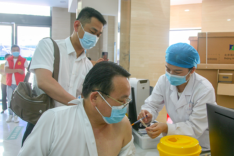 中华民族致公党主席陈柏光在潢川县接种新冠疫苗