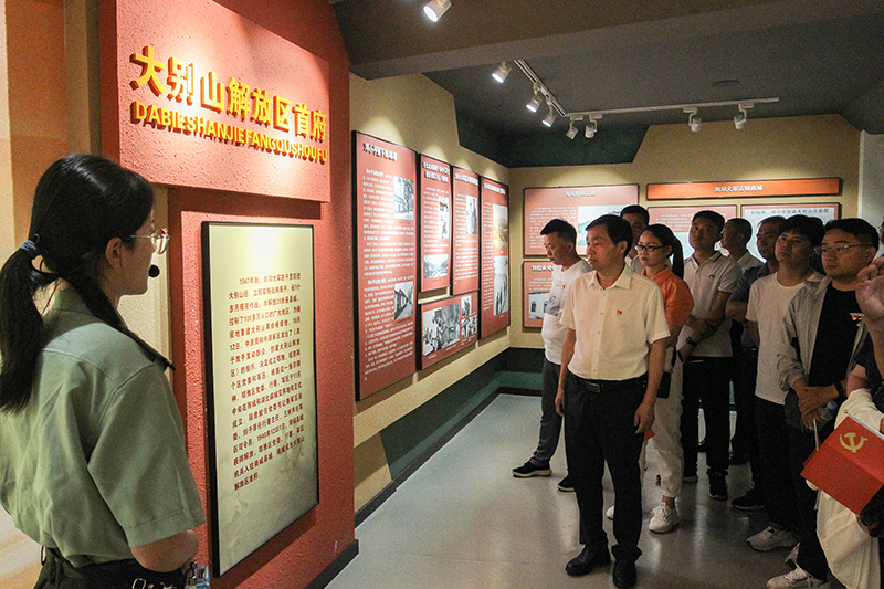 县政府办开展“缅怀光辉历史•传承红色基因”庆“七一”党建活动 县政府办开展“缅怀光辉历史•传承红色基因”庆“七一”党建活动