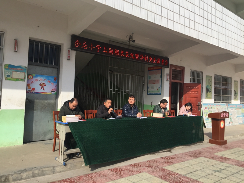 李主任向学生普及安全法制知识.JPG