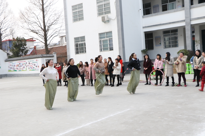 潢川一小举行“激扬巾帼志，建功新时代”庆“三八”妇女节趣味活动3.JPG