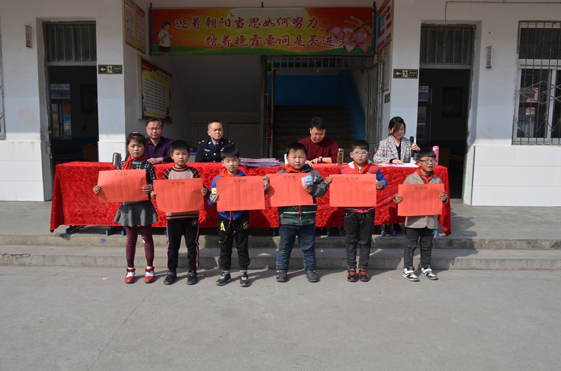 低年级表彰学生合影.JPG