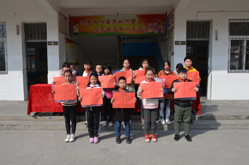 高年级表彰学校合影.JPG