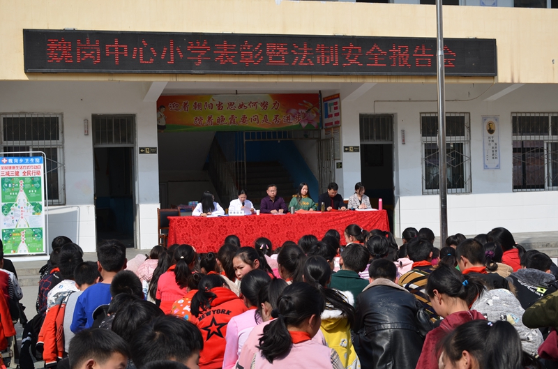 魏岗卫生院医生讲解相关知识.JPG