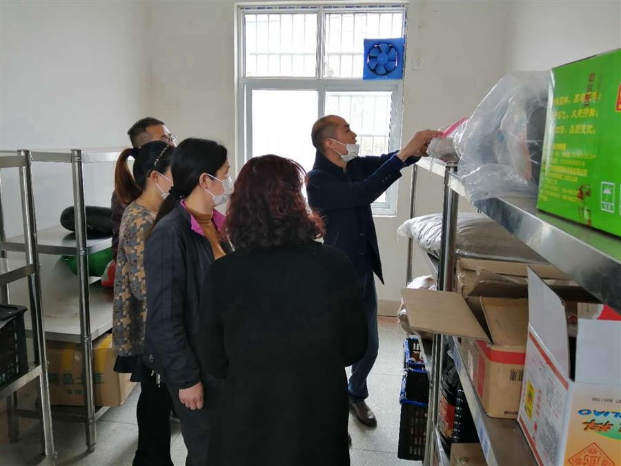 家长代表在学校食堂查看 (2).jpg 家长代表在学校食堂查看 (2).jpg