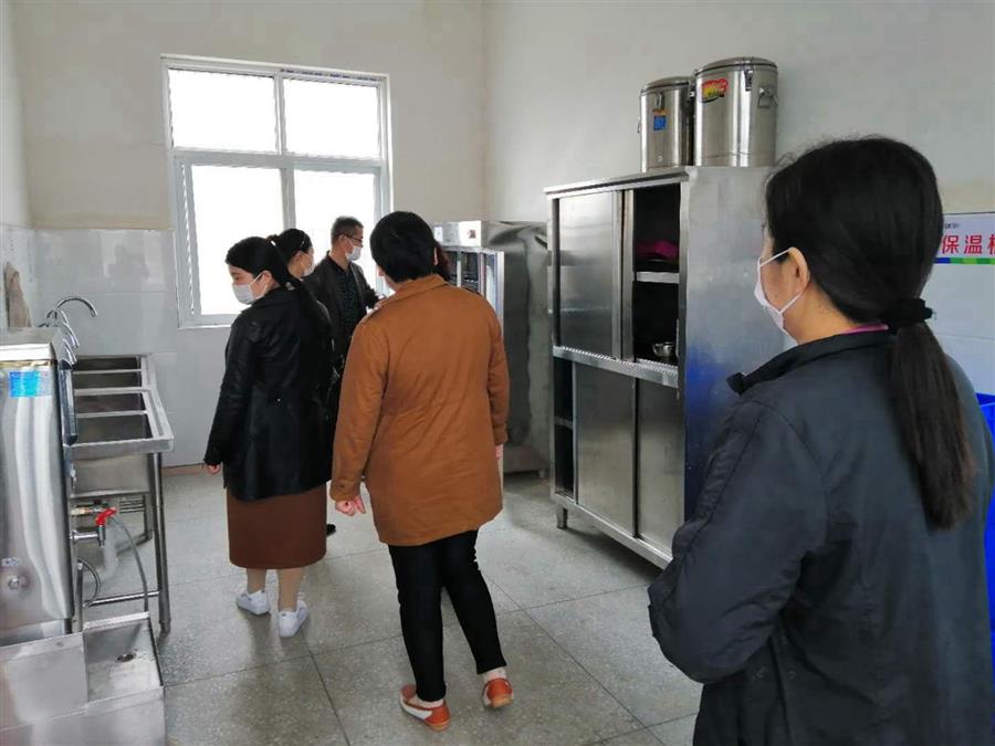 家长代表在学校食堂查看 (3).jpg 家长代表在学校食堂查看 (3).jpg