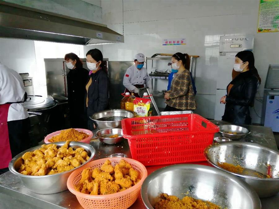 家长代表在学校食堂查看 (4).jpg 家长代表在学校食堂查看 (4).jpg