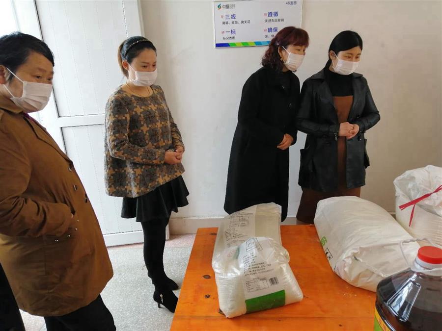 家长代表在学校食堂查看.jpg 家长代表在学校食堂查看.jpg