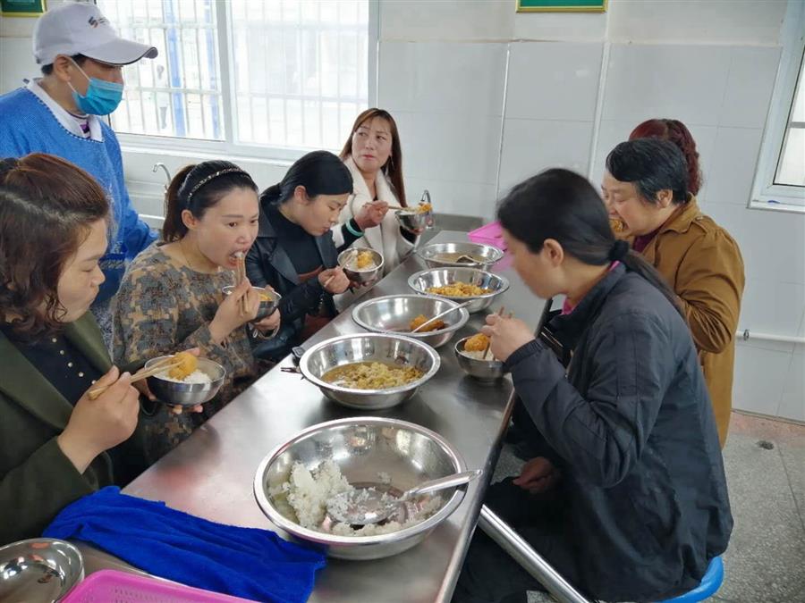 家长代表在学校食堂陪餐.jpg 家长代表在学校食堂陪餐.jpg