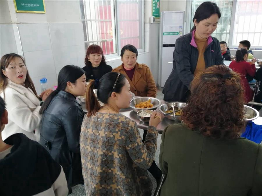 家长代表在学校食堂陪餐 (2).jpg 家长代表在学校食堂陪餐 (2).jpg