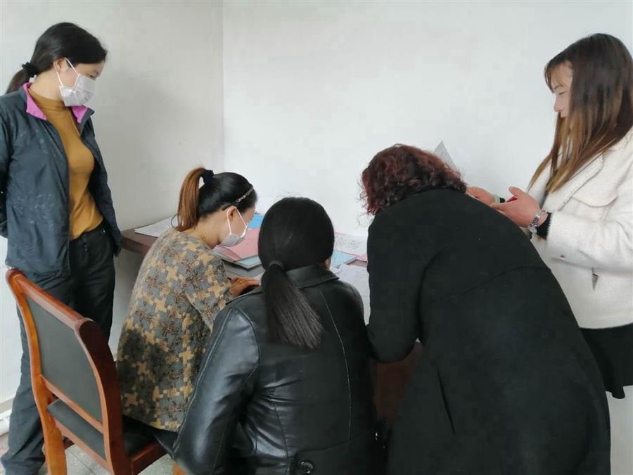 家长代表在学校食堂填写调查问卷.jpg 家长代表在学校食堂填写调查问卷.jpg