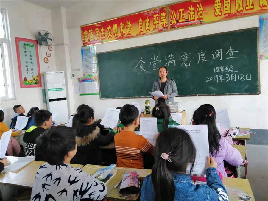 学生们在填写食堂满意度调查问卷.jpg 学生们在填写食堂满意度调查问卷.jpg