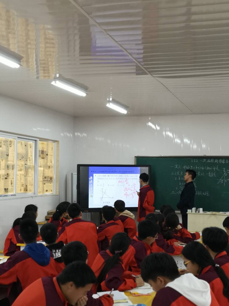 冯龙涛老师在授课.jpg 冯龙涛老师在授课.jpg