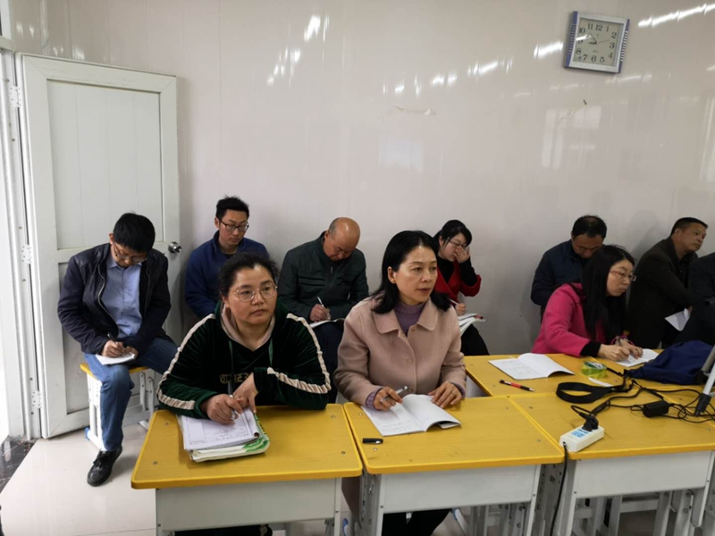 两校领导老师在认真听课.jpg 两校领导老师在认真听课.jpg