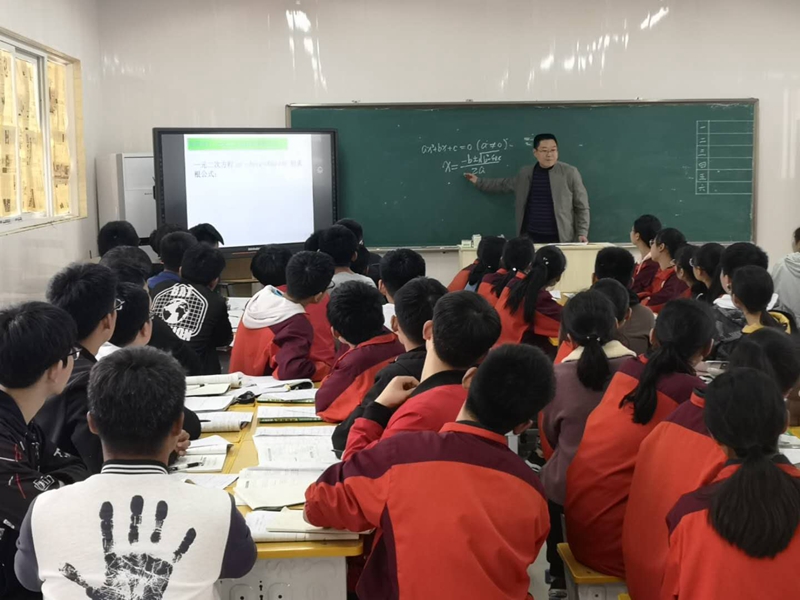 吴万宁老师在授课.jpg 吴万宁老师在授课.jpg