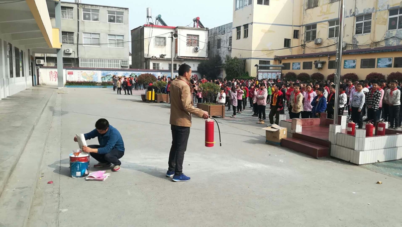 宋桂全副校长讲解灭火器使用方法.jpg 宋桂全副校长讲解灭火器使用方法.jpg