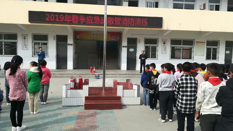 曾军主任讲解安全知识.jpg 曾军主任讲解安全知识.jpg