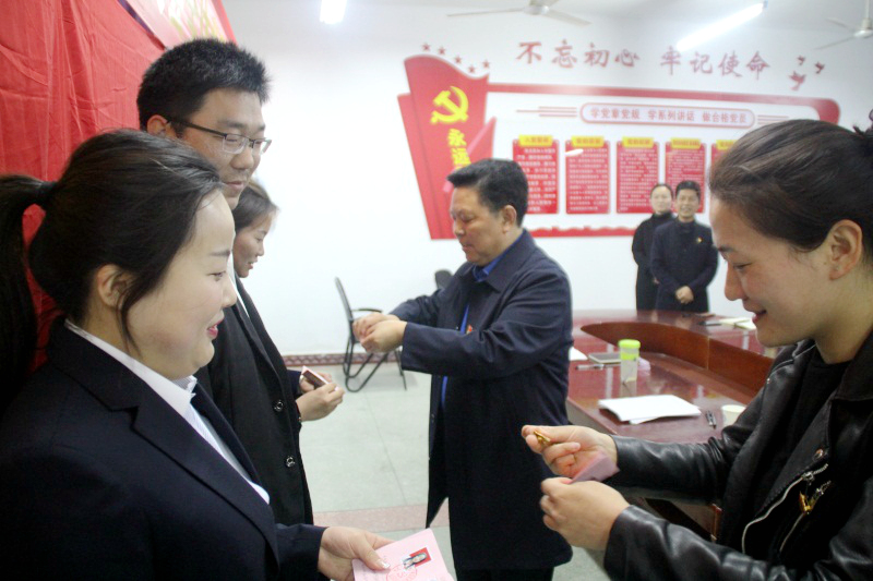 总支副书记余晓娟同志为预备党员佩戴党徽.JPG