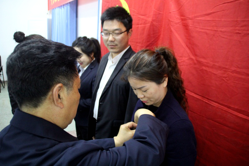 总支书记彭西洲同志为预备党员佩戴党徽.JPG