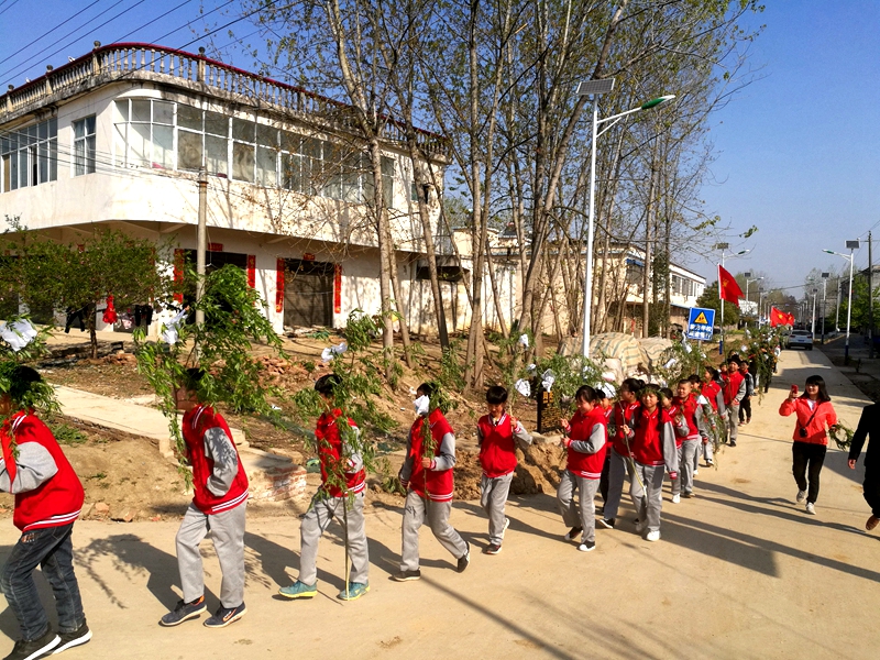 黄湖小学开展清明扫墓活动1.jpg 黄湖小学开展清明扫墓活动1.jpg