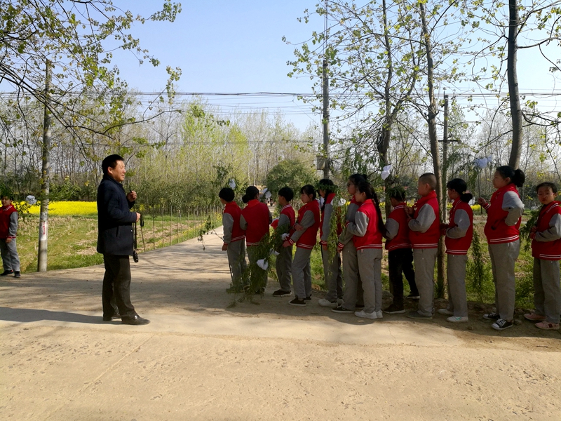 黄湖小学开展清明扫墓活动2.jpg 黄湖小学开展清明扫墓活动2.jpg