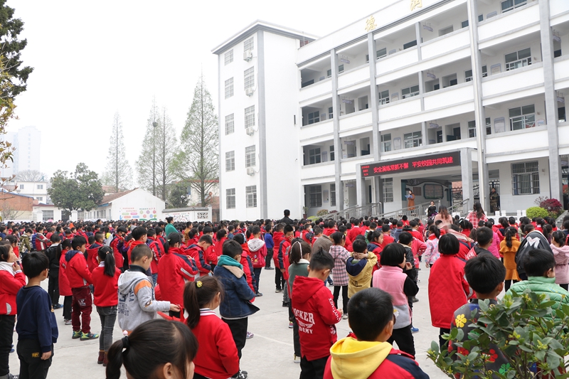 潢川一小举行2019年春季消防安全应急疏散演练活动3.JPG