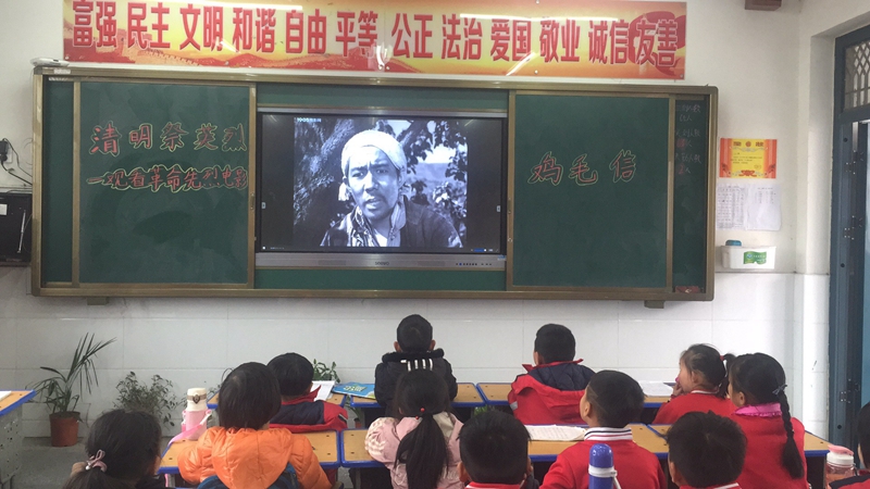 潢川一小学开展“缅怀革命先烈,弘扬英雄主义”清明节系列活动3.jpg 潢川一小学开展“缅怀革命先烈,弘扬英雄主义”清明节系列活动3.jpg