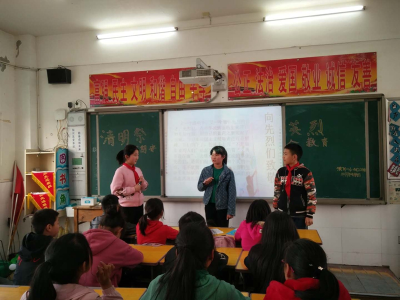 潢川一小学开展“缅怀革命先烈,弘扬英雄主义”清明节系列活动7.jpg 潢川一小学开展“缅怀革命先烈,弘扬英雄主义”清明节系列活动7.jpg