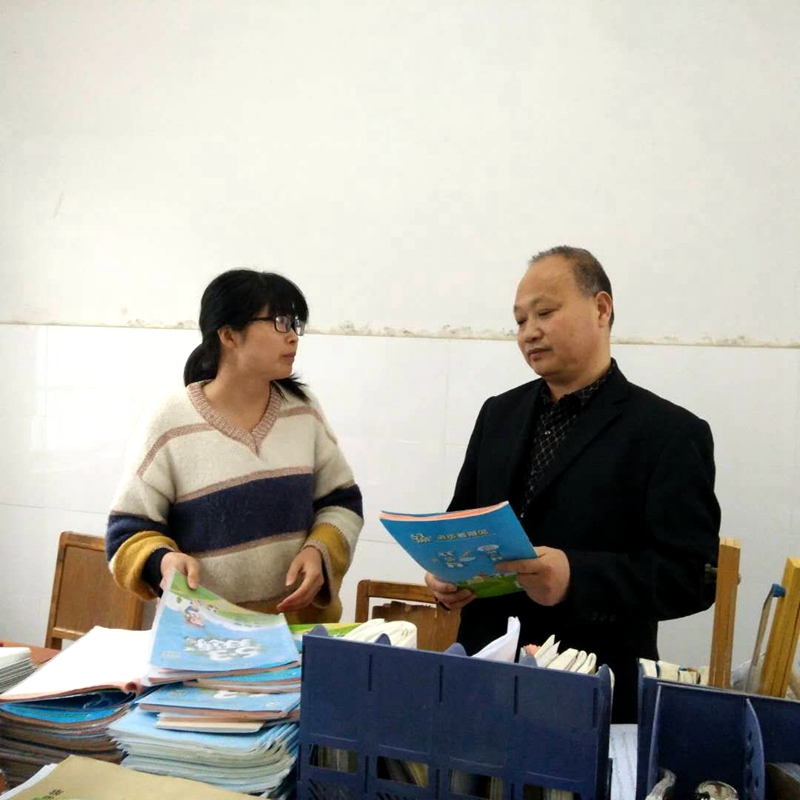 潢川县教体局领导莅临黄湖小学指导工作4.jpg 潢川县教体局领导莅临黄湖小学指导工作4.jpg