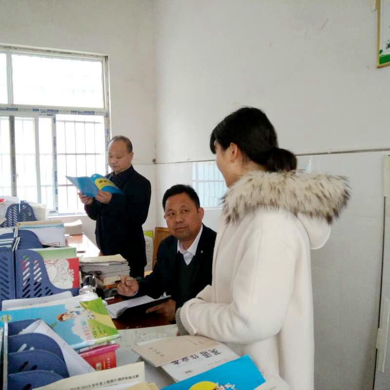 潢川县教体局领导莅临黄湖小学指导工作5.jpg 潢川县教体局领导莅临黄湖小学指导工作5.jpg