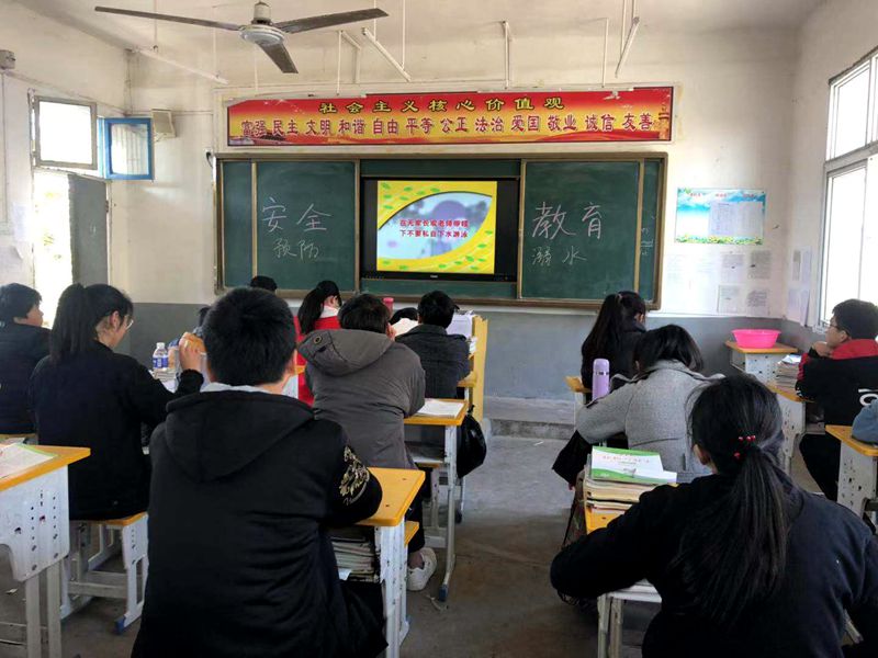 防溺水专题讲座.jpg