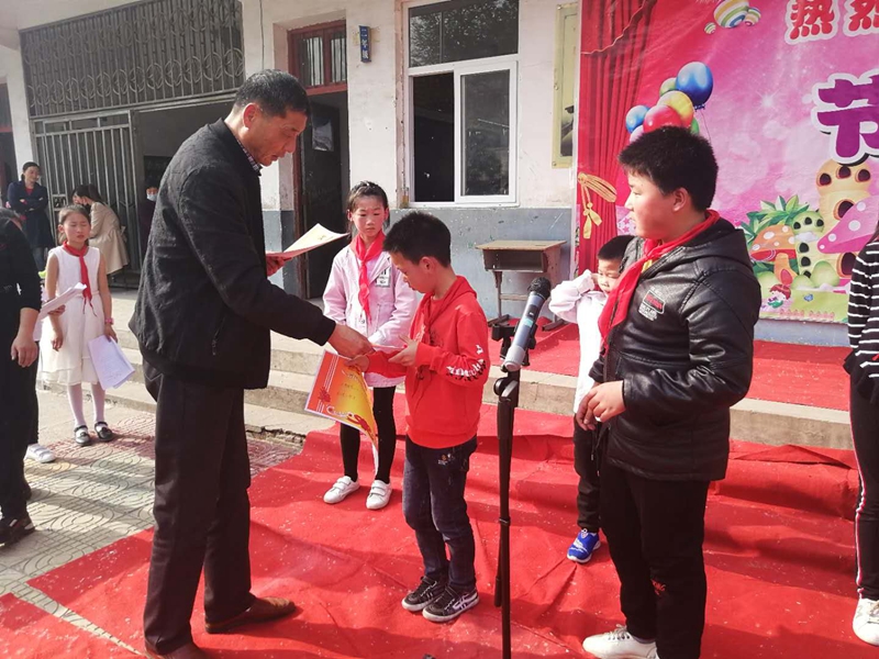 龚校长为获奖者颁发奖状.jpg