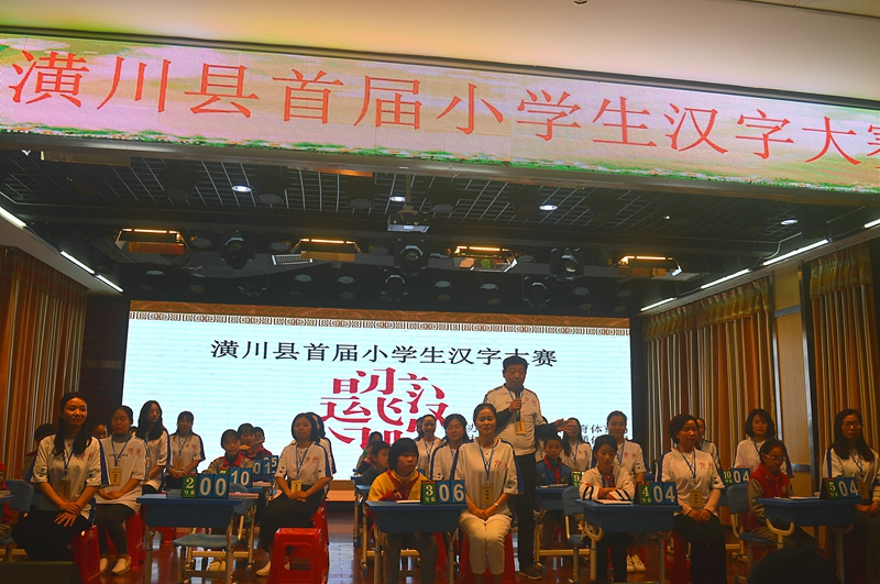 10比赛间隙教研室语文教研员马启运点评.jpg