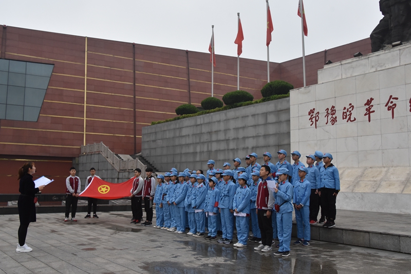 4月21日,潢川五中(春申中学)团委组织团员青年前往信阳市鄂豫皖革命纪念馆进行宣讲.jpg 4月21日,潢川五中(春申中学)团委组织团员青年前往信阳市鄂豫皖革命纪念馆进行宣讲.jpg