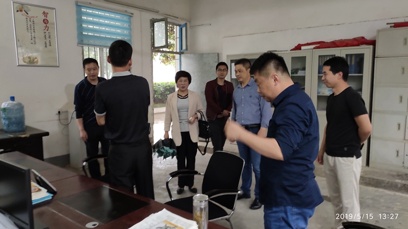 胡局长和张股长同午休值班领导、班主任探讨安全工作.jpg 胡局长和张股长同午休值班领导、班主任探讨安全工作.jpg