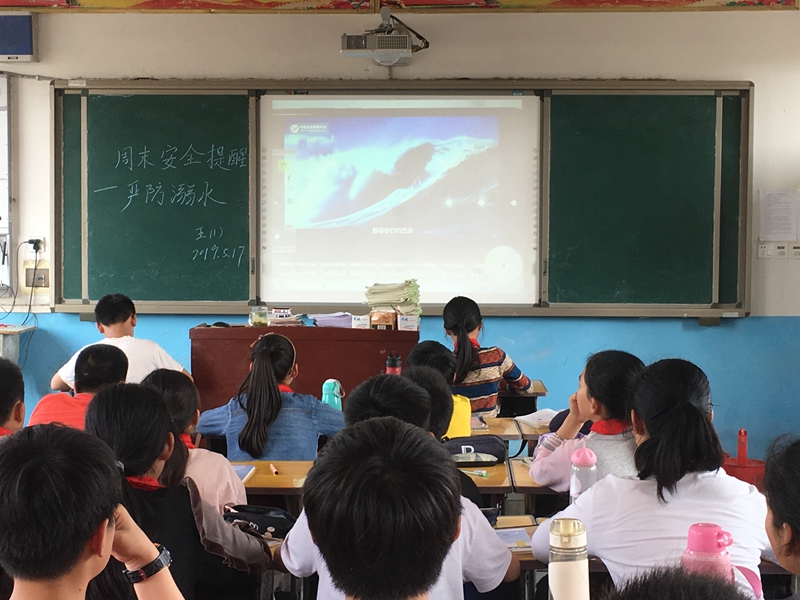 收看防溺水教育视频.jpg 收看防溺水教育视频.jpg