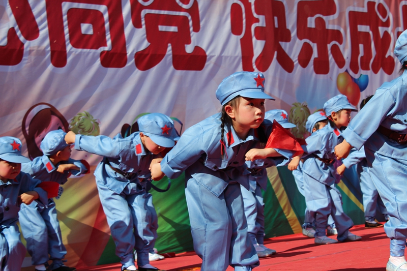 中（2）班《红色娘子军》.JPG
