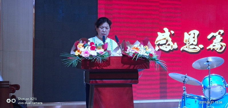 六年级优秀教师代表高玉敏发言.jpg 六年级优秀教师代表高玉敏发言.jpg