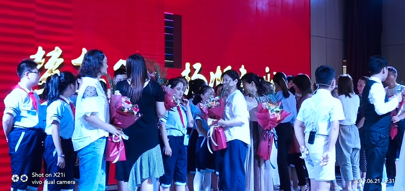毕业生代表向老师献花.jpg 毕业生代表向老师献花.jpg