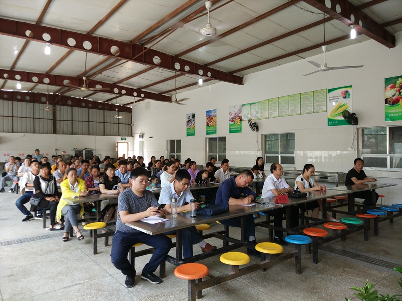 联盟学校人大教育调研参会教师及家长2.jpg 联盟学校人大教育调研参会教师及家长2.jpg