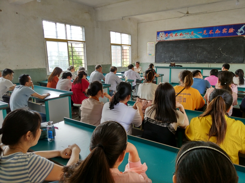 联盟学校人大教育调研教师座谈组.jpg 联盟学校人大教育调研教师座谈组.jpg