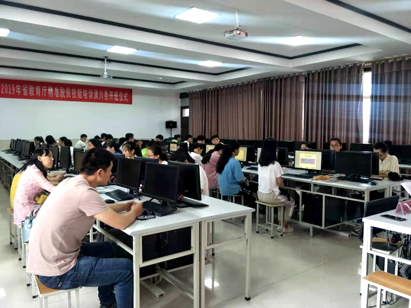 2019年省教育厅精准脱贫技能培训潢川县开班仪式圆满举行3.jpg 2019年省教育厅精准脱贫技能培训潢川县开班仪式圆满举行3.jpg