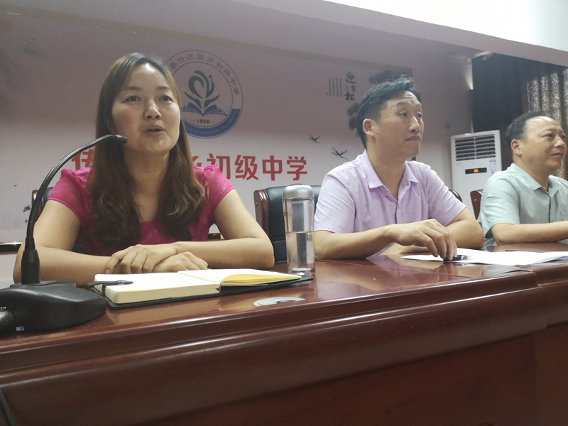 大会由教科室唐丽主任主持.jpg 大会由教科室唐丽主任主持.jpg