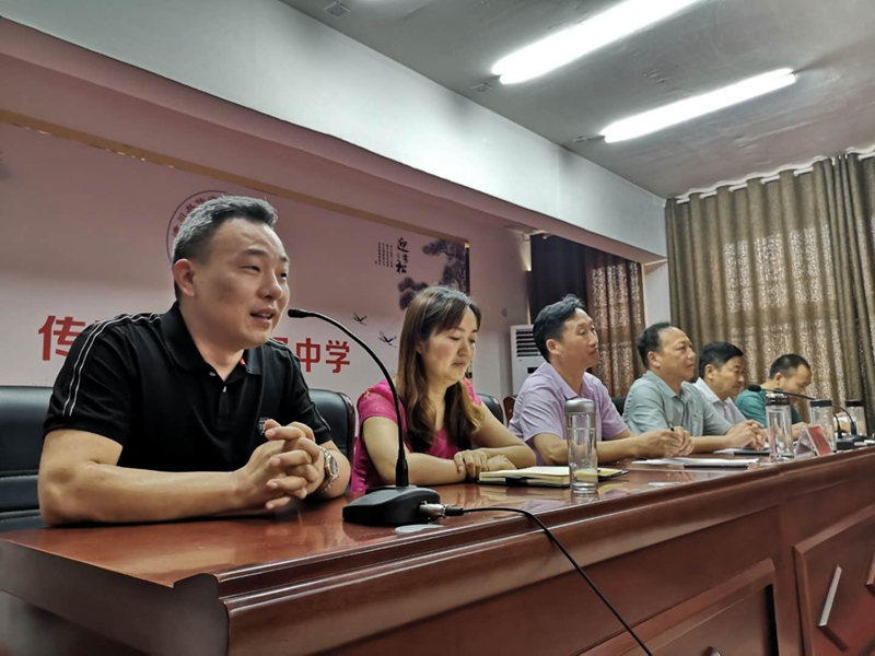 教师代表程泽阳发言.jpg 教师代表程泽阳发言.jpg