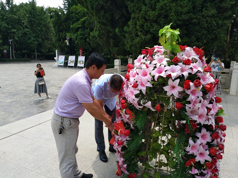 仁和中学全体党员赴兰考县开展主题党日活动2.jpg 仁和中学全体党员赴兰考县开展主题党日活动2.jpg
