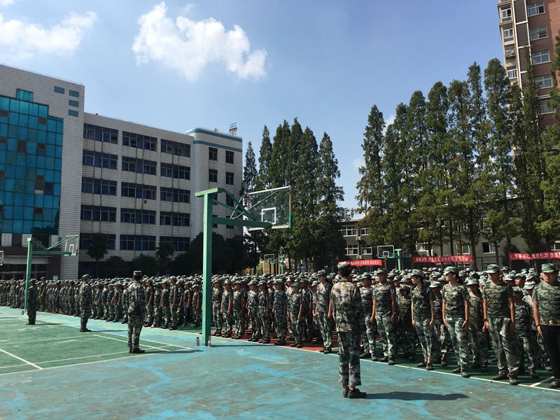 军训现场.jpg 军训现场.jpg