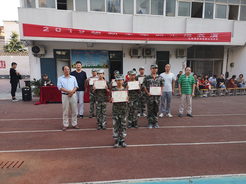 获奖班级合影.jpg 获奖班级合影.jpg