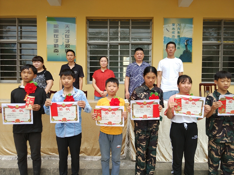 学习标兵和老师合影留念.jpg 学习标兵和老师合影留念.jpg